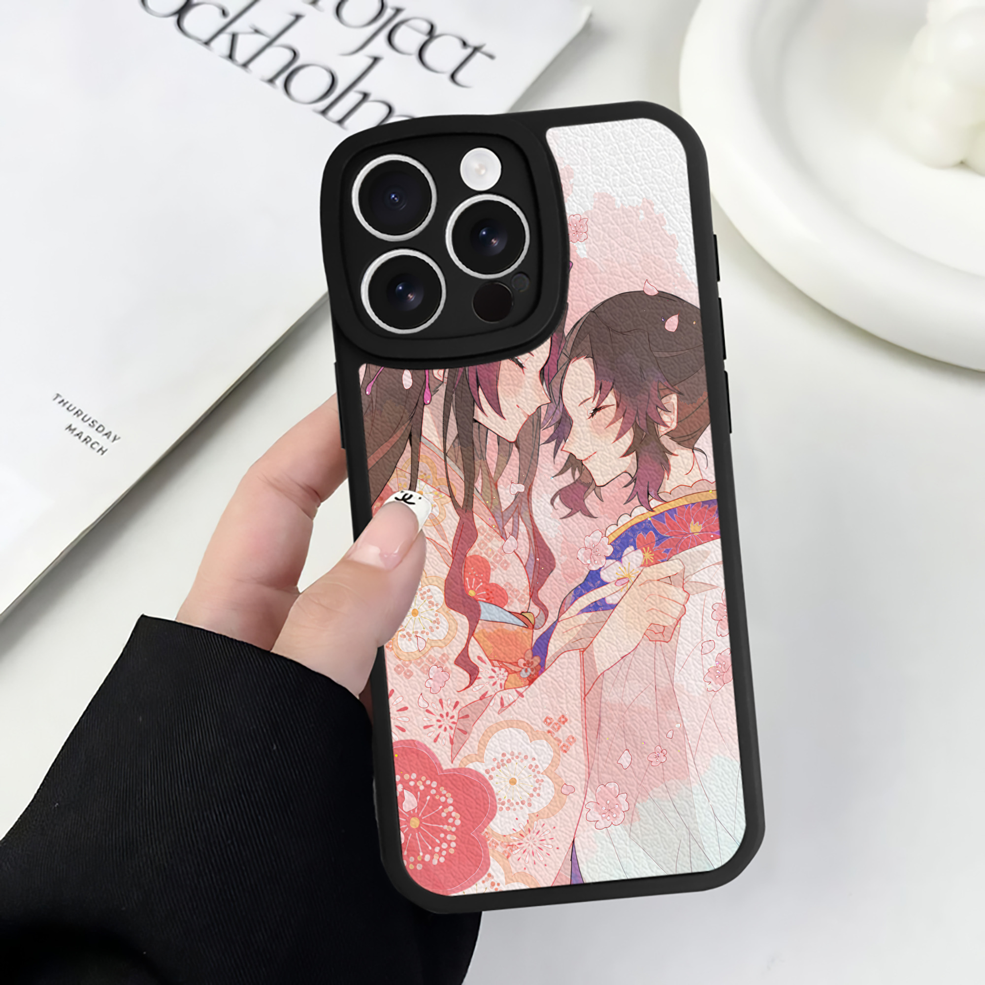 （画像用） 鬼滅の刃（きめつのやいば）蟲柱-胡蝶 しのぶ／こちょう しのぶ Kochou Shinobu 【iPhone 16シリーズ対応】シリコンスマホケース（レザー調） 材質：シリコン